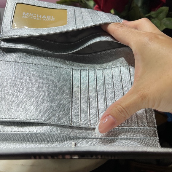 MICHAEL KORS NWOT JET SET TRAVEL SAFFIANO LEATHER LARGE TRIFOLD - Picture 8 of 12